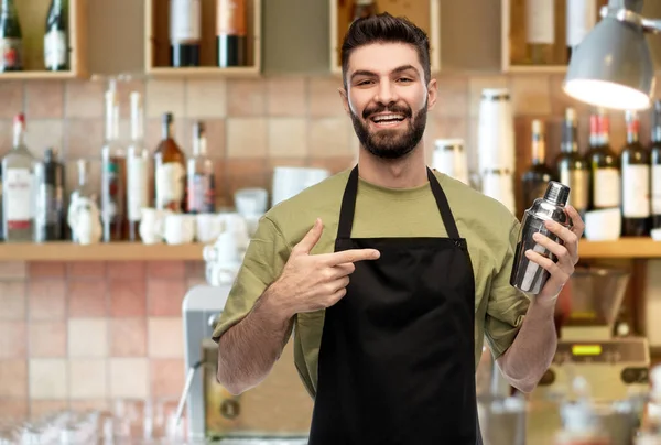 Gelukkig barman met shaker voorbereiding — Stockfoto