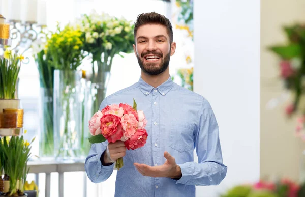 Feliz sorrindo homem com um monte de flores — Fotografia de Stock