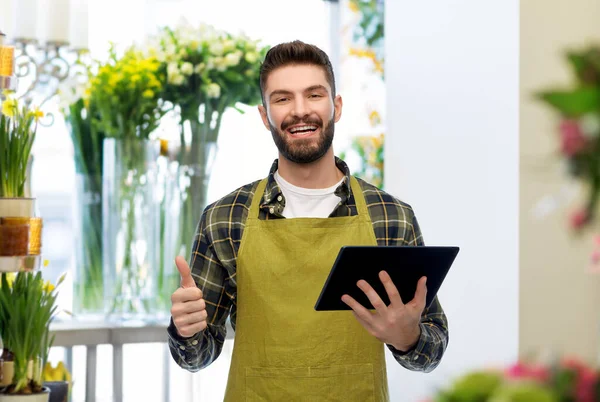 Χαρούμενος αρσενικός κηπουρός ή αγρότης με tablet pc — Φωτογραφία Αρχείου