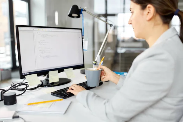 Femeie de afaceri cu calculator care lucrează la birou — Fotografie, imagine de stoc