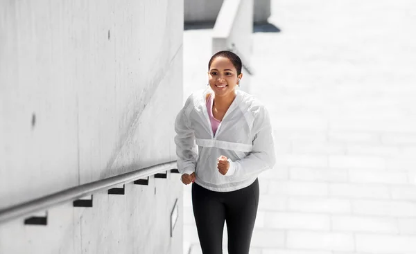 Mujer afroamericana corriendo arriba al aire libre — Foto de Stock