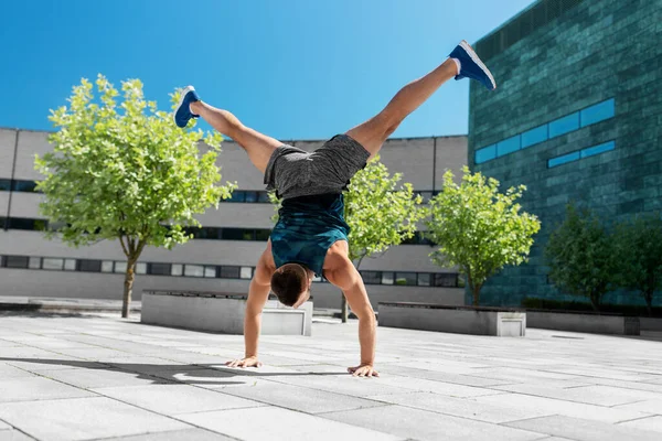 Jovem exercendo e fazendo handstand ao ar livre — Fotografia de Stock