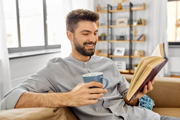 男人在家里看书和喝咖啡 — 图库照片