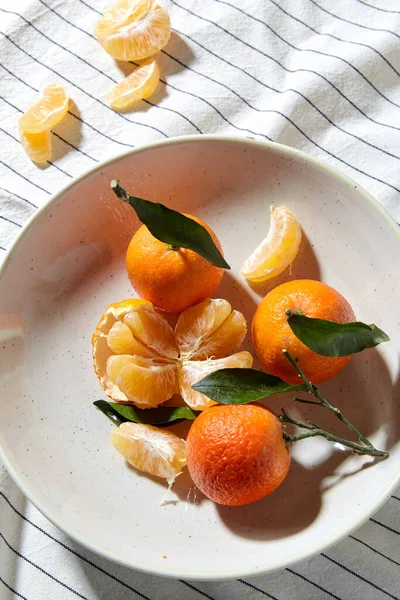 Bodegón con mandarinas en plato sobre cortina —  Fotos de Stock