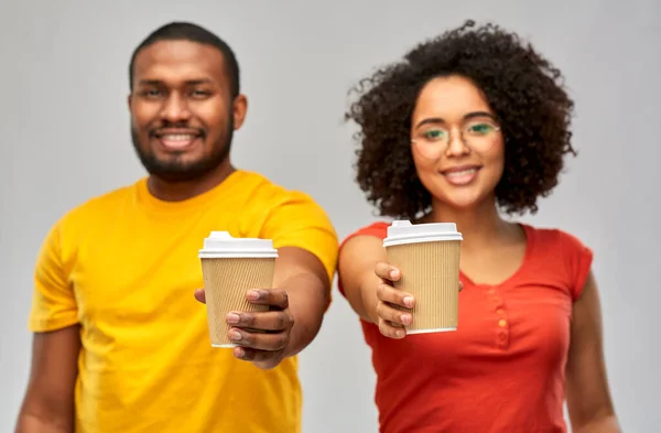 Glückliches afrikanisch-amerikanisches Paar mit Kaffeetassen — Stockfoto