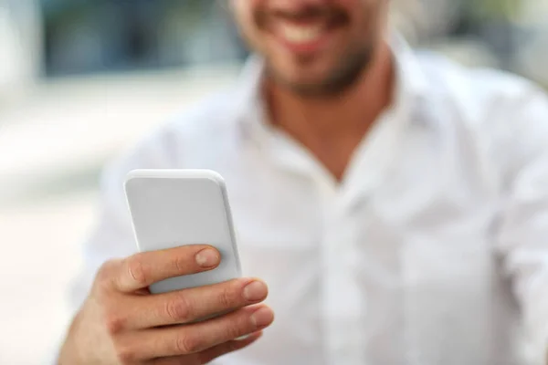 Primer plano del hombre con teléfono inteligente —  Fotos de Stock