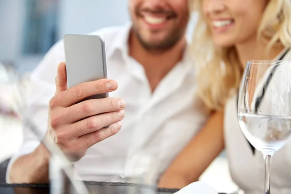 Feliz pareja tomando selfie con smatphone en la cafetería —  Fotos de Stock