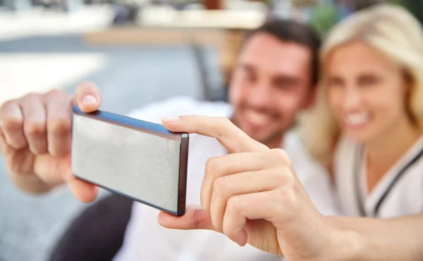 Felice coppia prendendo selfie con smatphone al caffè — Foto Stock