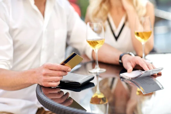 Pár s kreditní kartou a účtenkou v restauraci — Stock fotografie