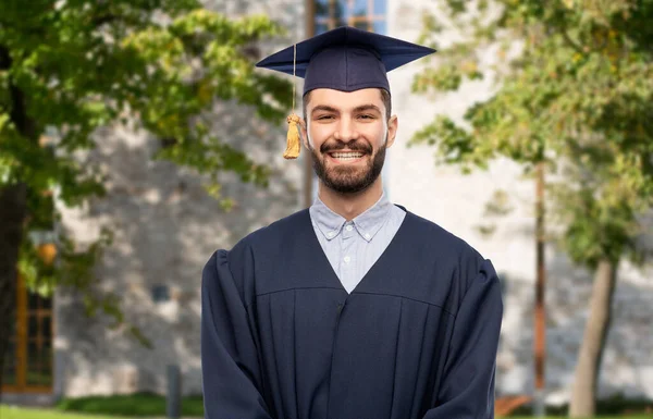 Estudante de graduação em placa de argamassa e vestido de solteiro — Fotografia de Stock