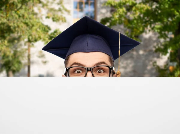 Mahasiswa pascasarjana atau sarjana di belakang papan putih — Stok Foto