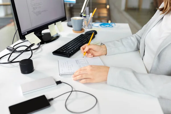 Forretningskvinne med notatbok og datamaskin på kontoret – stockfoto