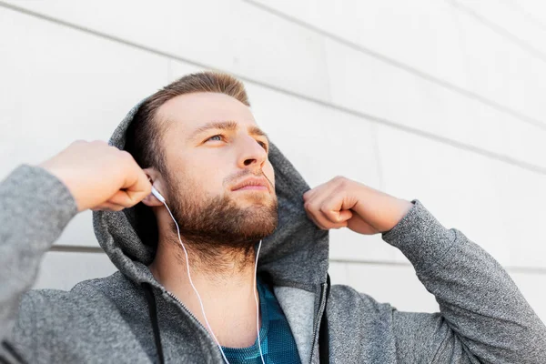 Muž ve sluchátkách poslech hudby venku — Stock fotografie