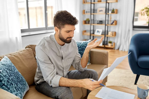 Gestresste man met rekeningen thuis — Stockfoto