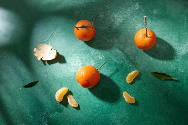 Natureza morta com tangerinas no fundo verde — Fotografia de Stock