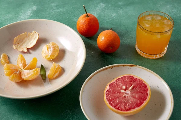 Mandarin, jeruk dan segelas jus. — Stok Foto