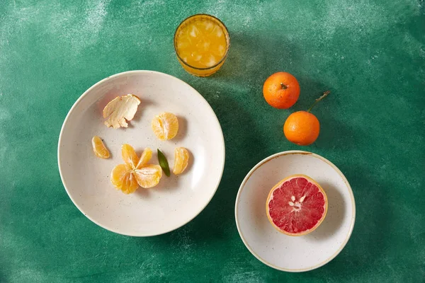 Mandarini, pompelmo e bicchiere di succo — Foto Stock