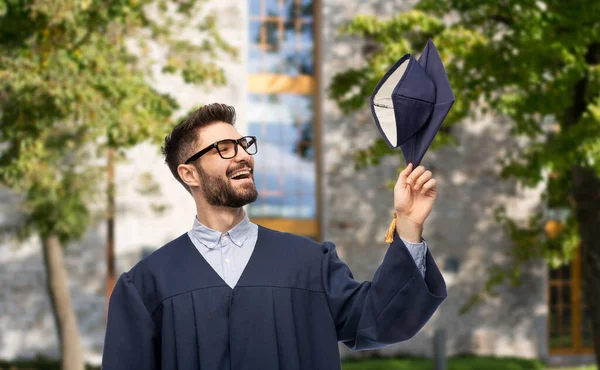 Postgraduální student v bakalářských šatech s minometem — Stock fotografie