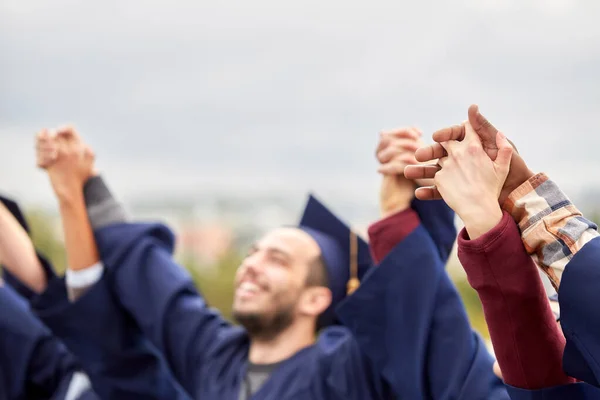 Glückliche Studenten feiern ihren Abschluss — Stockfoto