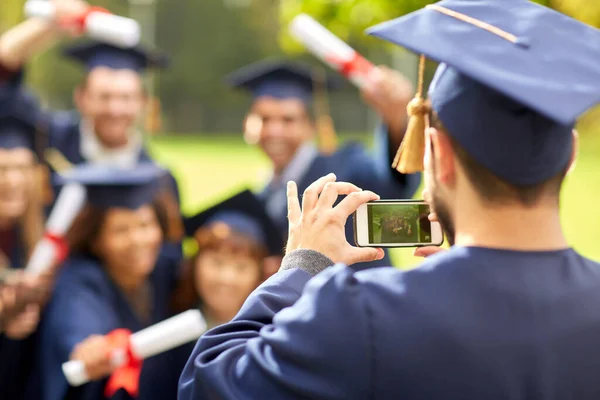 Estudantes de pós-graduação tirar foto com smartphone — Fotografia de Stock