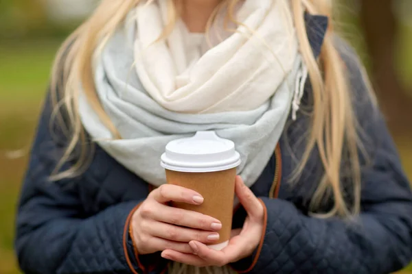 Zbliżenie młodej kobiety pijącej kawę na wynos — Zdjęcie stockowe