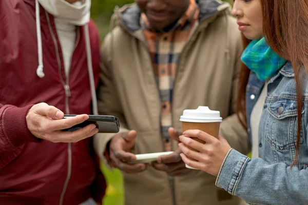 Φίλους με smartphone και καφέ σε εξωτερικούς χώρους — Φωτογραφία Αρχείου