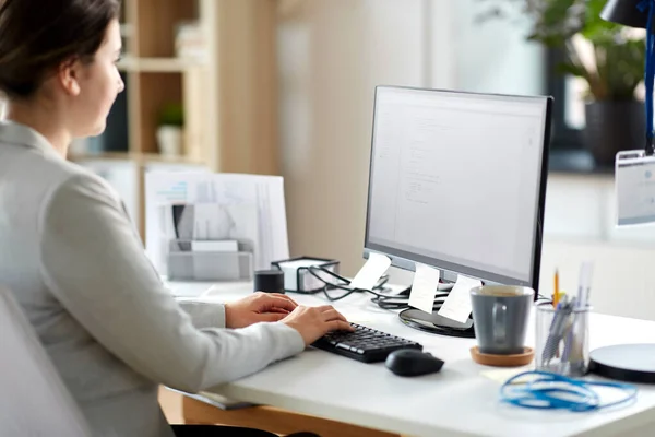 Mujer de negocios con computadora trabajando en la oficina — Foto de Stock