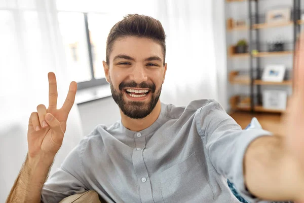 Mann macht Selfie oder hat Videoanruf zu Hause — Stockfoto