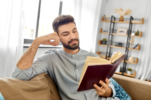 Uomo lettura libro a casa — Foto Stock