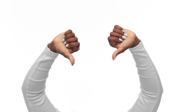 Ręce afrykańskiej amerykanki z opuszczonymi kciukami — Zdjęcie stockowe