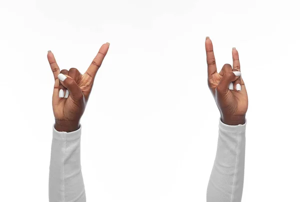 Hände einer afrikanisch-amerikanischen Frau zeigen Felszeichen — Stockfoto