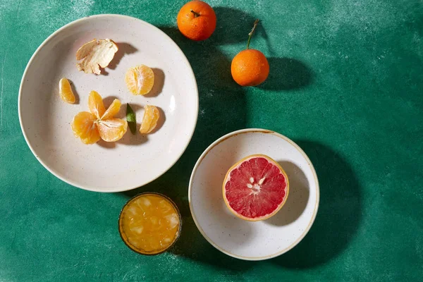 Mandarins, grapefruit and glass of juice — Stock Photo, Image