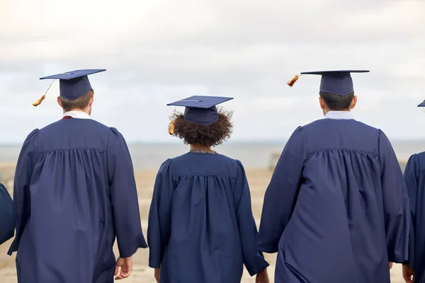 Studenti laureati o scapoli in mortai — Foto Stock