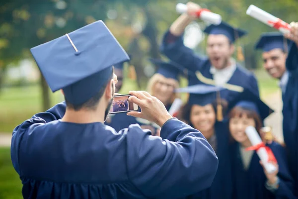 Postgraduální studenti fotografování s chytrým telefonem — Stock fotografie