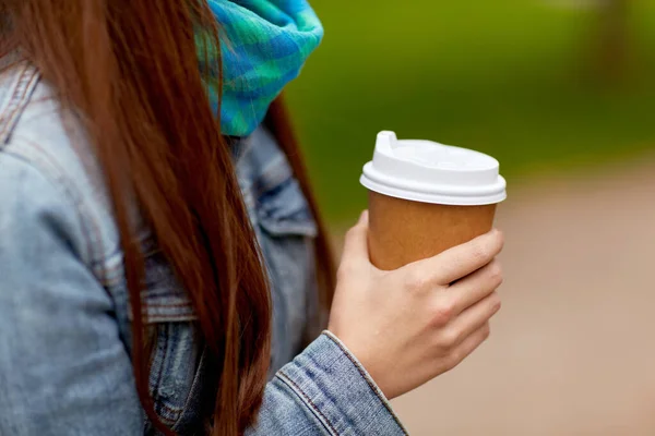 Primer plano de la joven bebiendo café para llevar — Foto de Stock