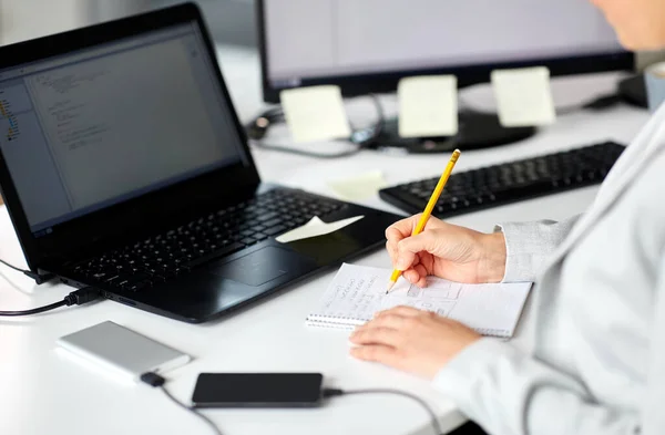 Empresária com notebook e laptop no escritório — Fotografia de Stock