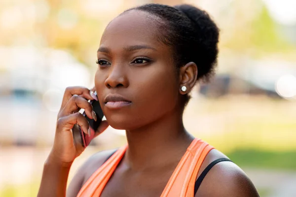 Donna africana sportiva che chiama sullo smartphone in città — Foto Stock