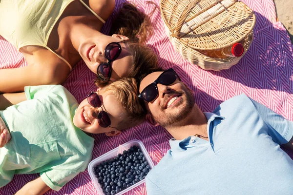Mutlu aile yaz plajında piknik yapıyor. — Stok fotoğraf