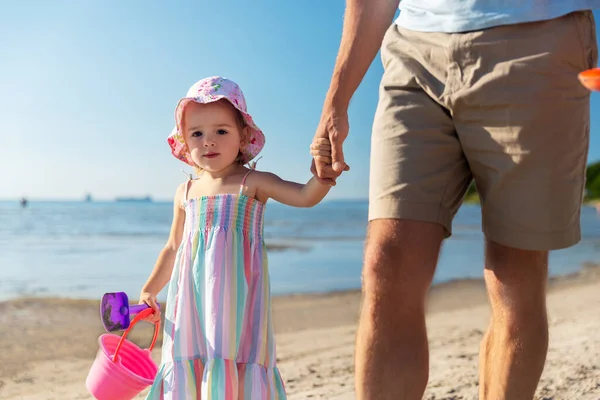 Pai andando com a pequena filha na praia — Fotografia de Stock