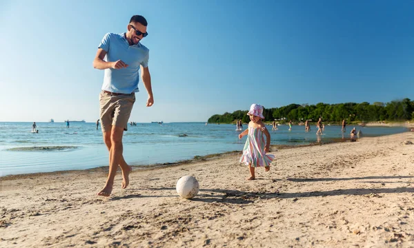 Feliz padre e hija jugando pelota en la playa —  Fotos de Stock