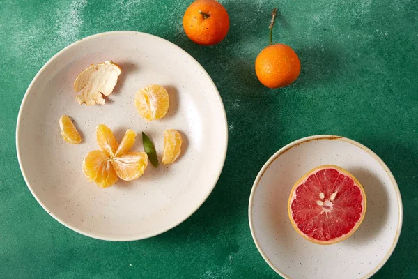 Mandarini, pompelmo e bicchiere di succo — Foto Stock