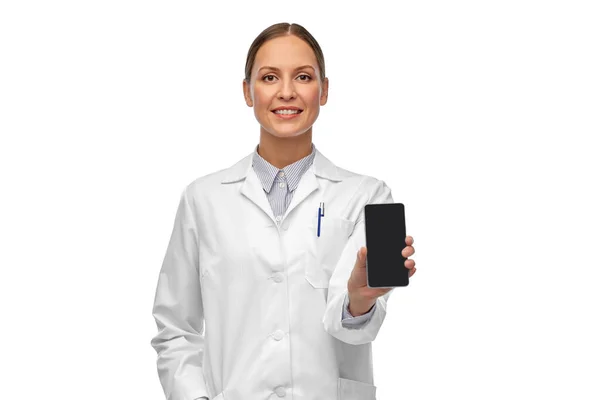 Médico ou cientista feminino feliz com smartphone — Fotografia de Stock