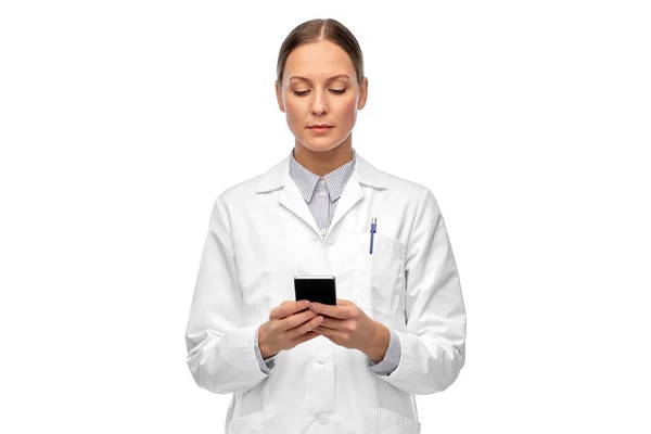 Женщина врач со смартфоном — стоковое фото