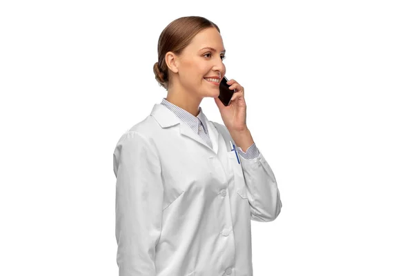 Kvinnlig läkare forskare ringer på smartphone — Stockfoto