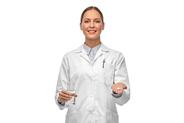 Medico con medicina e bicchiere d'acqua — Foto Stock