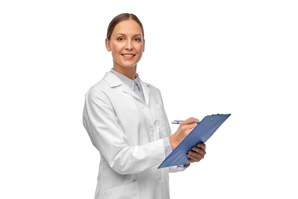 Lächelnde Ärztin oder Wissenschaftlerin mit Klemmbrett — Stockfoto