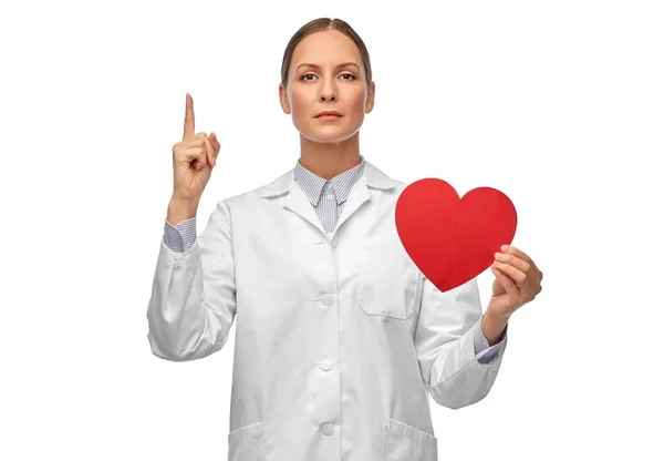 Medico femminile con cuore che punta il dito verso l'alto — Foto Stock