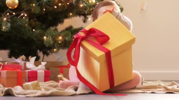Mutlu bebek evde Noel hediyesi açıyor. — Stok video