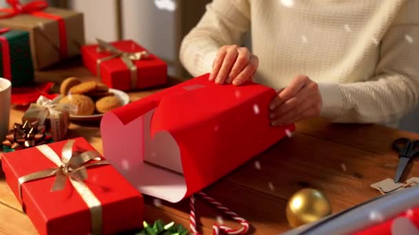 Donna che avvolge il regalo di Natale in carta a casa — Video Stock