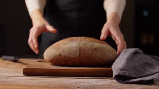 Padeiro feminino mostrando pão caseiro na padaria — Vídeo de Stock